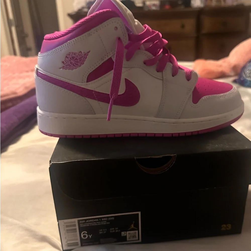 Jordan YOUTH girls High-Top Sneakers in Pink and White (BRAND NEW)
